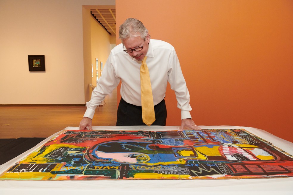 Aaron De Groft, diretor do Museu de Arte de Orlando, com um dos trabalhos creditados a Basquiat que foram encontrados pelo museu NYT — Foto:         