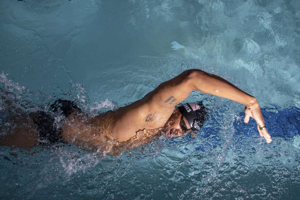 Pesquisas sugerem que um programa regular de natação pode reduzir a pressão arterial  — Foto: Logan R. Cyrus | The New York Times