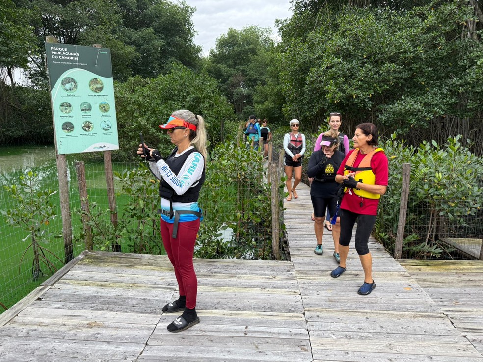 Grupo em passeio pelo recém-criado Parque Perilagunar da Lagoa do Camorim, por iniciativa do biólogo Mario Moscatelli — Foto: Divulgação