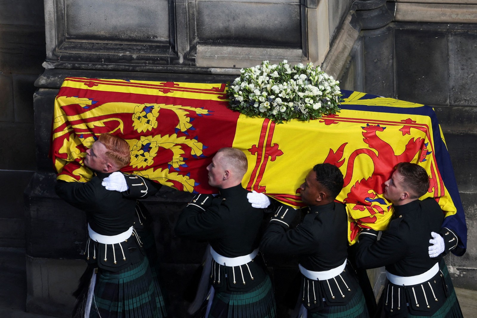 Caixão da rainha Elizabeth II é levado para a Categral de Santo Egídio, em Edimburgo — Foto: RUSSELL CHEYNE/AFP