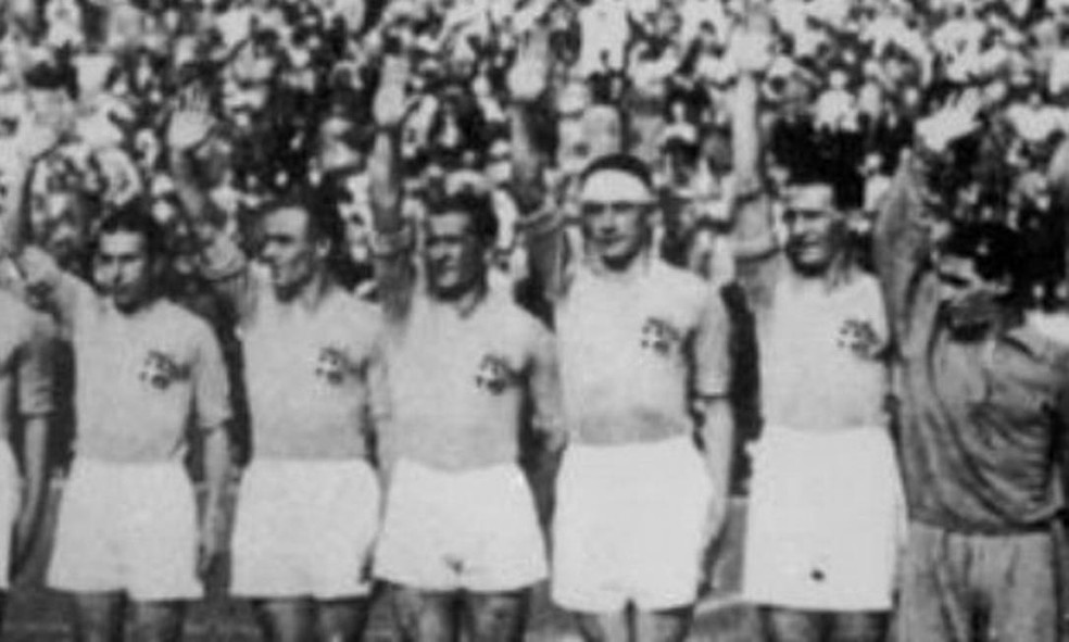 Campeã de 1934, seleção italiana faz a saudação fascista exigida pelo ditador Benito Mussolini — Foto: Reprodução