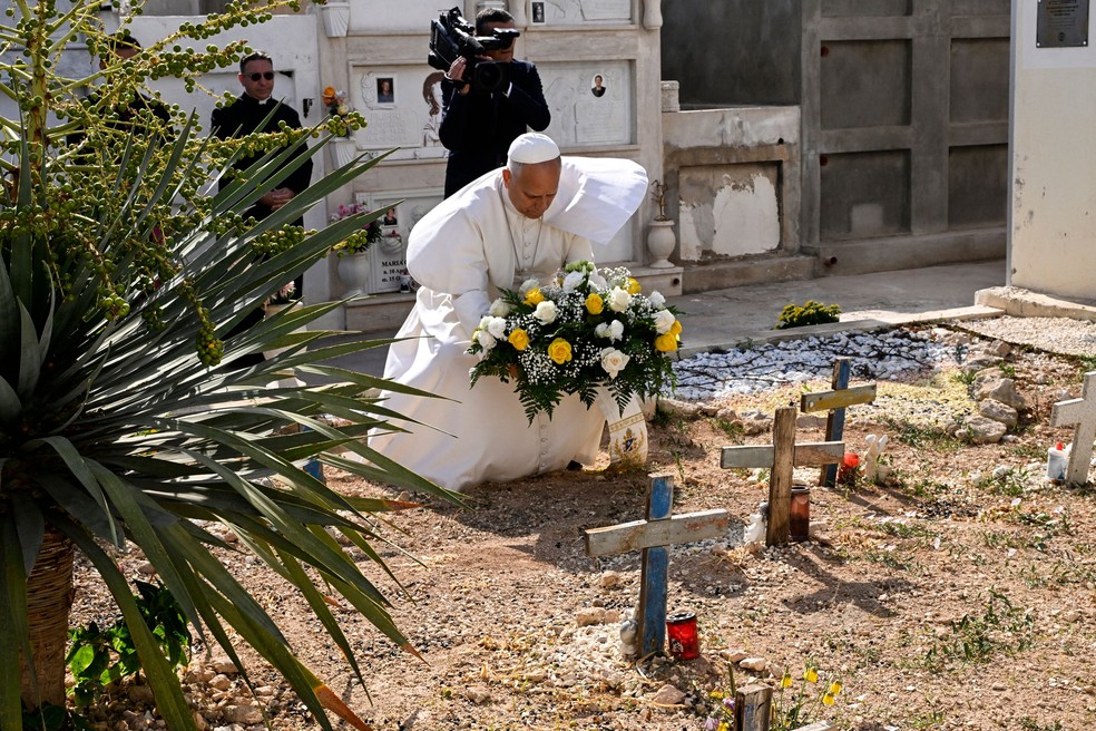 O Papa rezando nos t&uacute;mulos sem identifica&ccedil;&atilde;o das v&iacute;timas do naufr&aacute;gio em Lampedusa &mdash; Foto: Ciro FUSCO / POOL / AFP