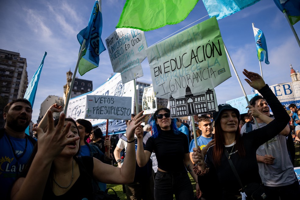 Membros e apoiadores do sindicato da educação durante uma manifestação em frente ao Congresso Nacional, em Buenos Aires. Em outro revés para Milei na quarta-feira, a Câmara dos Deputados rejeitou, por maioria de dois terços, os vetos de Milei a projetos de lei que aumentariam os gastos com universidades e saúde.  — Foto: Tomas Cuesta/Bloomberg