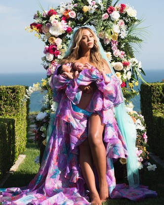 Beyoncé com os filhos gêmeos, Sir Carter e Rumi, em post no Instagram de 14 de julho de 2017, quando celebrou 1 mês de vida deles