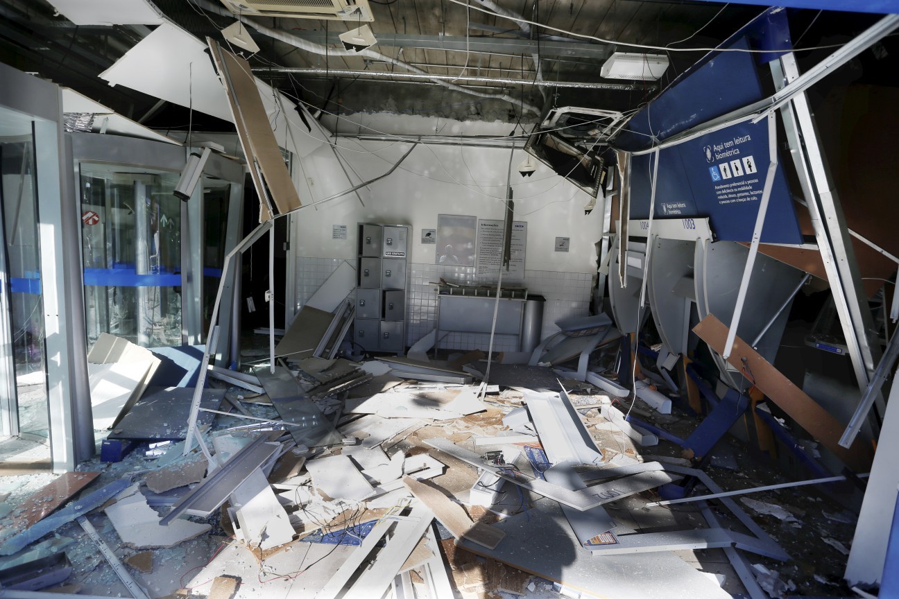 Agência da Caixa Econômica Federal foi explodida durante a madrugada na Taquara — Foto: Fabiano Rocha/Agência O Globo