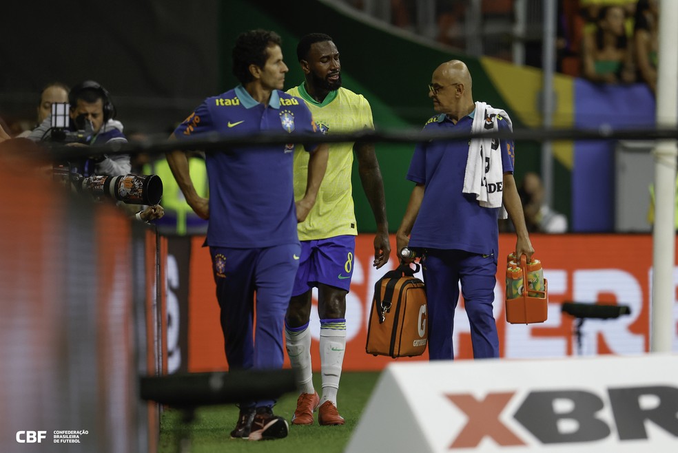 Gerson pediu substituição ainda na primeira etapa da vitória da seleção brasileira contra a Colômbia — Foto: Rafael Ribeiro/CBF