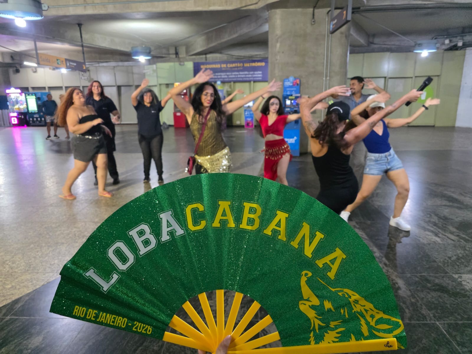 MetrôRio promove aulão de dança no clima do show da Shakira no Rio em estação de Copacabana