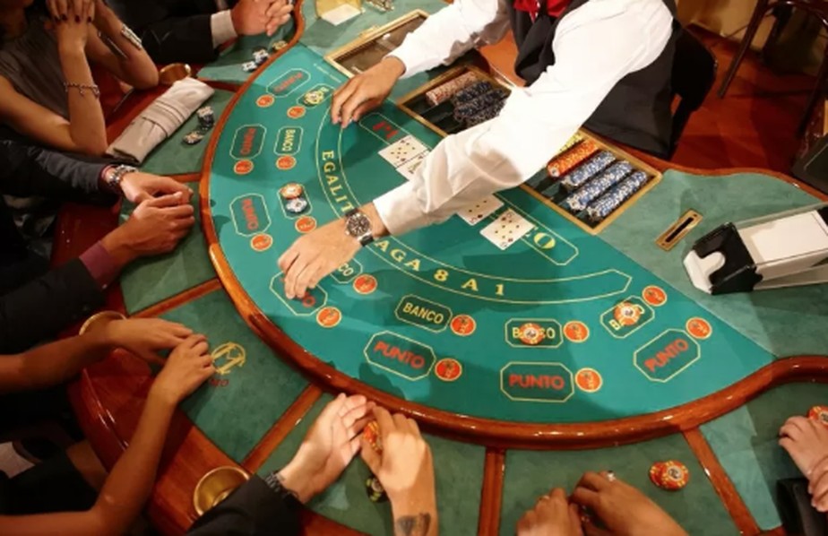 Interfaccia di gioco di un casinò online che mostra slot machine e opzioni di scommessa