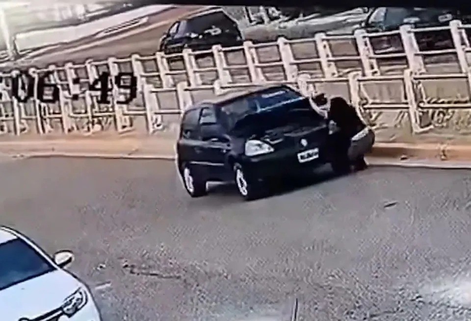 Mulher é atropelada e esmagada pelo próprio carro ao verificar bateria na Argentina; vídeo