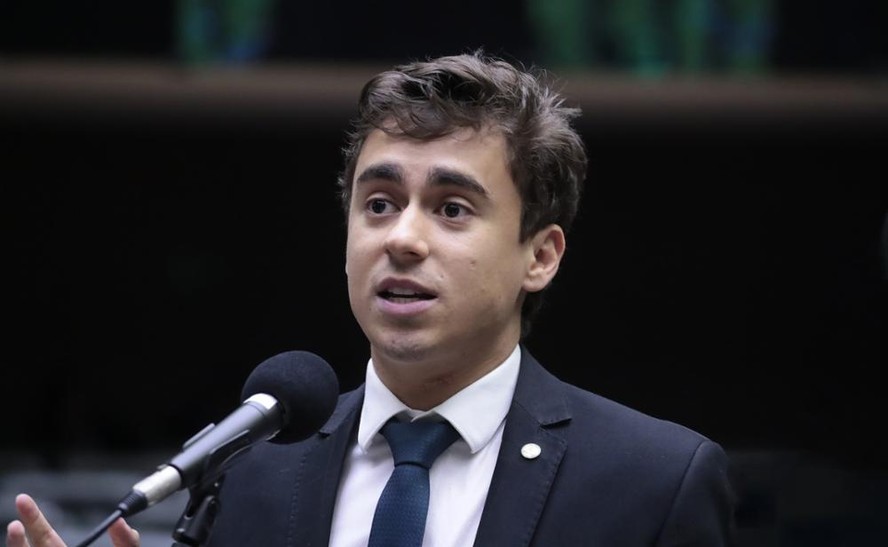 O deputado federal Nikolas Ferreira discursa no plenário da Câmara