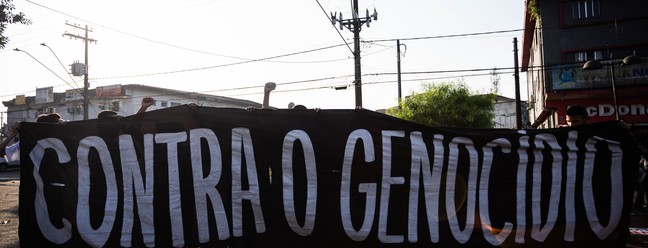 Ato no Guarujá protestou contra Operação Escudo, que já deixou 16 mortos no litoral. — Foto: Maria Isabel Olveira/Agência O Globo