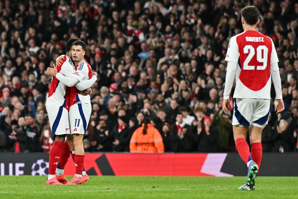 Jogadores do Arsenal comemoram o gol que garantiu a vitória sobre o Shakhtar — Foto: Glyn Kirk/AFP