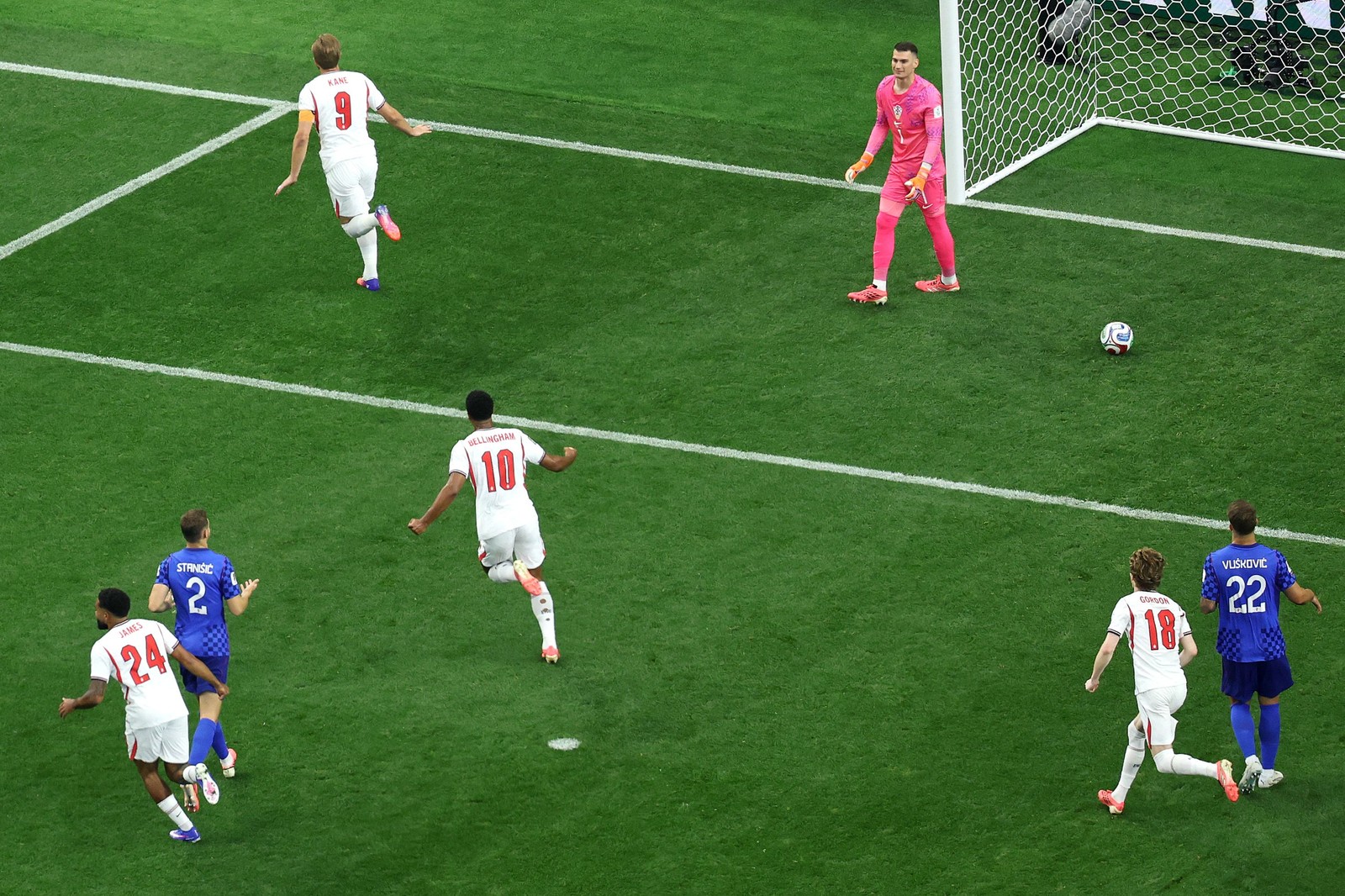 Harry Kane comemora após marcar o gol da Inglaterra — Foto: Getty Images via AFP