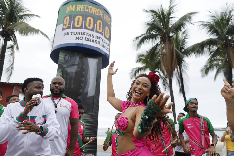 A few days before the end of the year, Brazil reaches the milestone of 9 million international tourists for the first time in 2025. This milestone was celebrated on Copacabana beach, in the presence of the president of Embratur, Marcelo Freixo, as well as rhythmists from the Mangueira samba school — Photo: Márcia Foletto/Agência O Globo