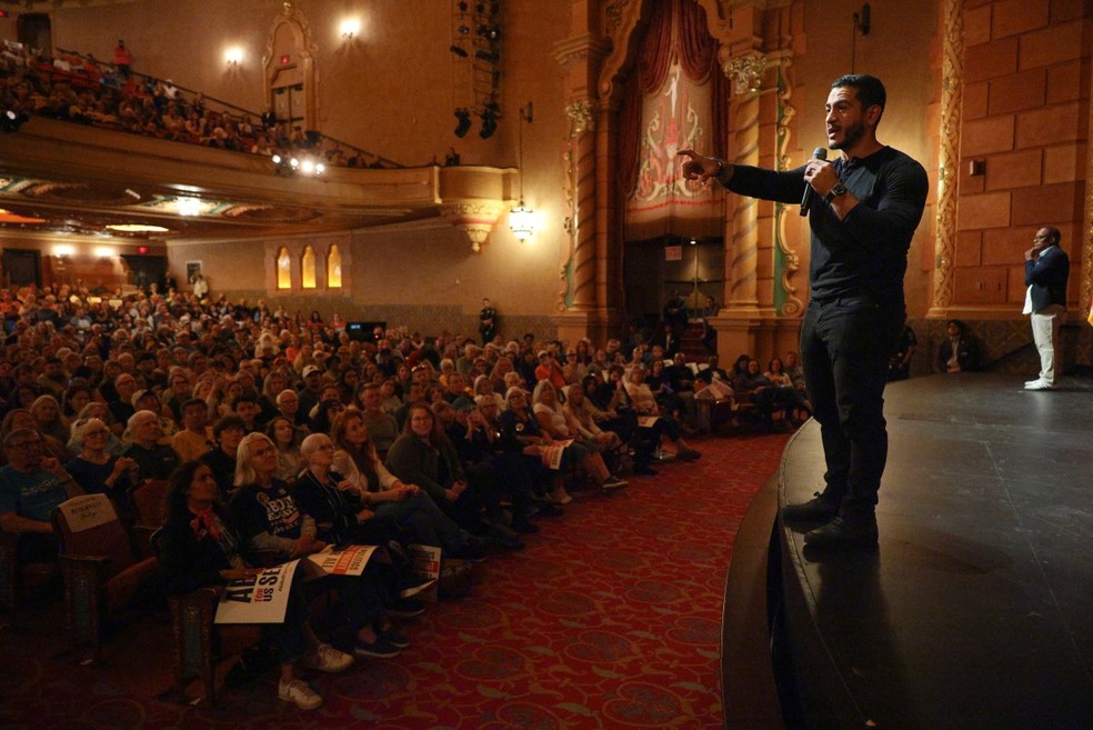 O progressista Abdul El-Sayed, que busca ser o primeiro senador de origem �rabe dos EUA, faz sucesso com sua camisa preta no Michigan - Foto: CHIP SOMODEVILLA/Getty Images via AFP