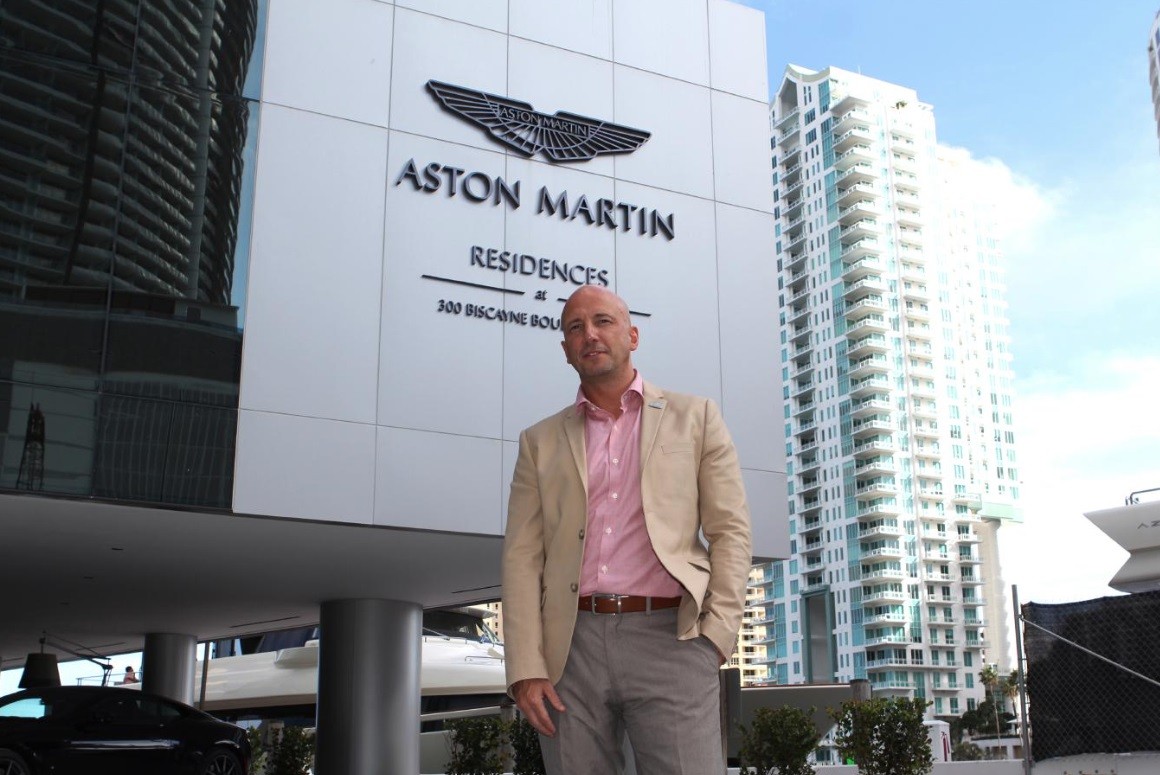 German Coto, desenvolvedor do Aston Martin Residences, que ele classifica como “um carro transformado em arranha-céu”, localizado no centro de Miami — Foto: Scott Baker/The New York Times