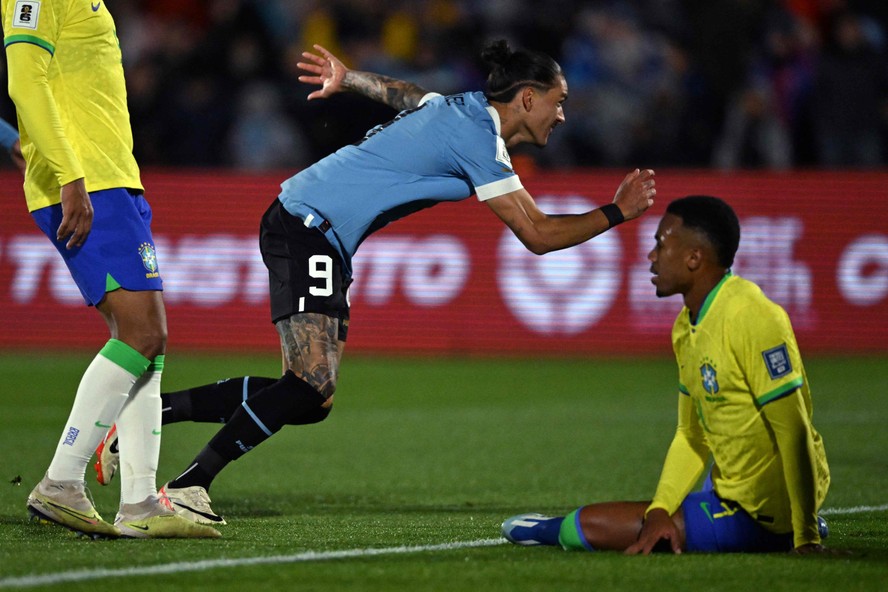 Darwin Ñunez comemora gol marcado contra a seleção brasileira