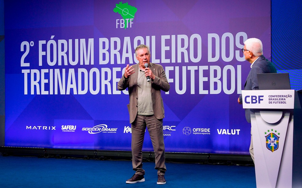 O técnico Carlo Ancelotti durante o Fórum Brasileiro dos Treinadores de Futebol, na sede da CBF — Foto: Jo Marconne/CBF