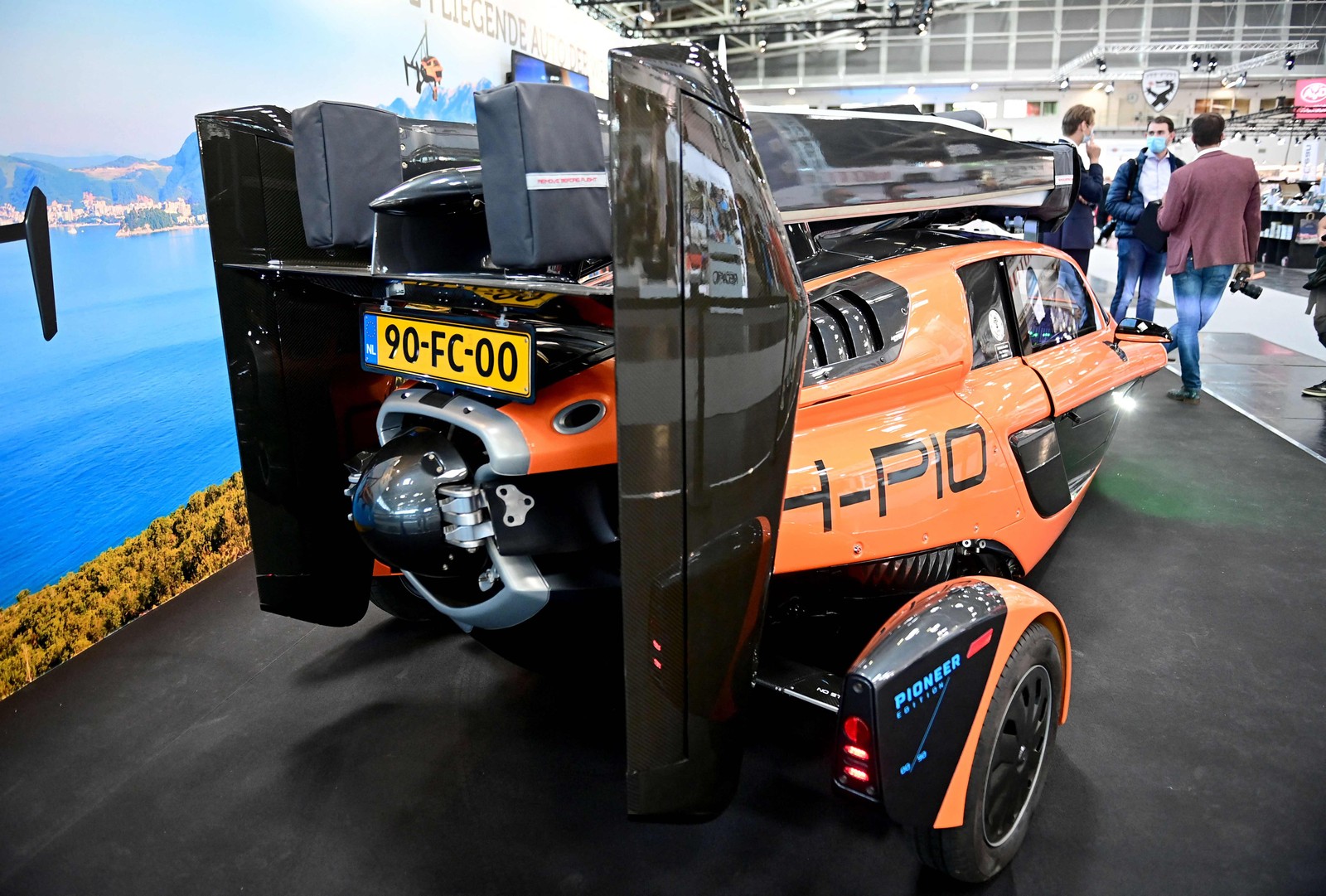O carro avoador PAL-V foi apresentado na feira de automóveisTOBIAS SCHWARZ/AFP