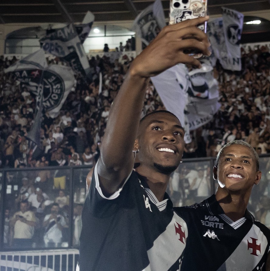 Rayan e Barros tiram selfie com a torcida ap&oacute;s a partida. A dupla marcou tr&ecirc;s dos cinco gols