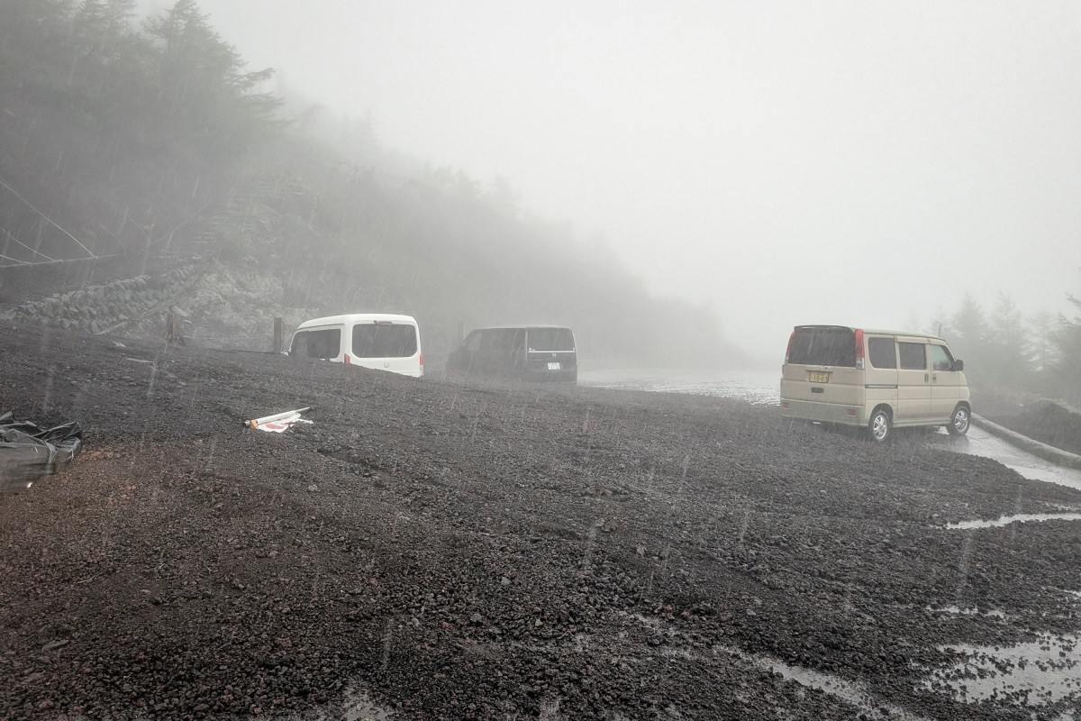 Deslizamento atinge estacionamento do Monte Fuji, no Japão, no último dia da temporada de escaladas