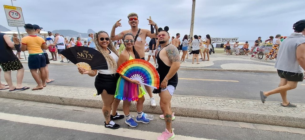 Amigos se juntam para ir a 30° Parada LGBT+ em Copacabana — Foto: Walter Farias