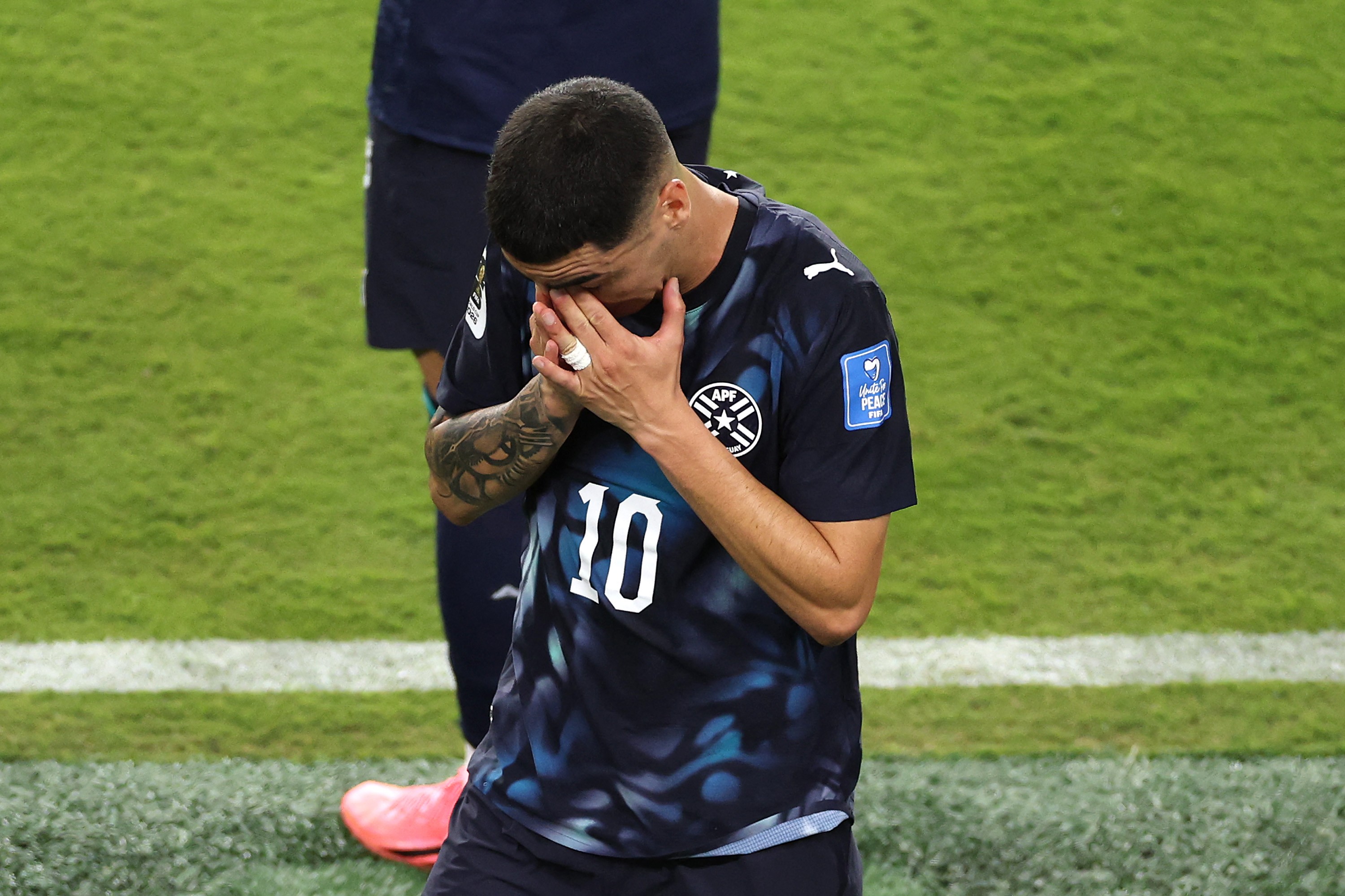 Comentarista perde credenciais da Copa após explodir e ofender arbitragem por expulsão por boca tampada de Almirón
