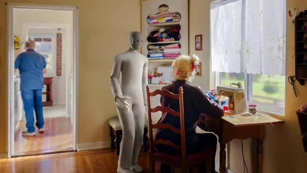 Neo robots interacting indoors — Photo: Disclosure/1X Technologies