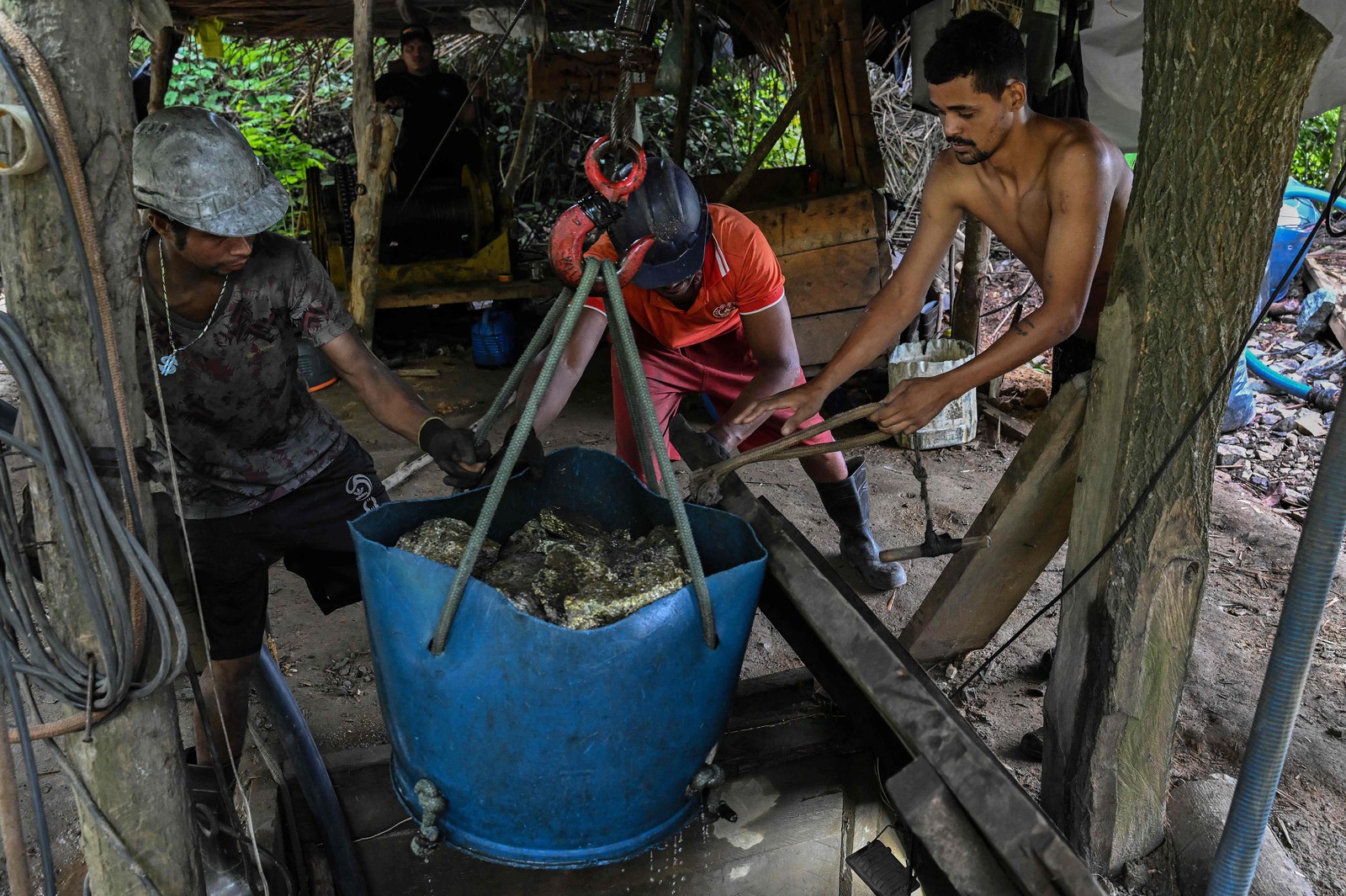 Mineradores trabalham em mina de cobre ilegal. Eles vivem em alerta constante em caso de invasão. — Foto: Nelson Almeida /AFP