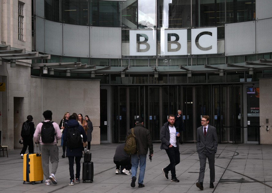 Pessoas usam a entrada principal da sede da BBC em Londres