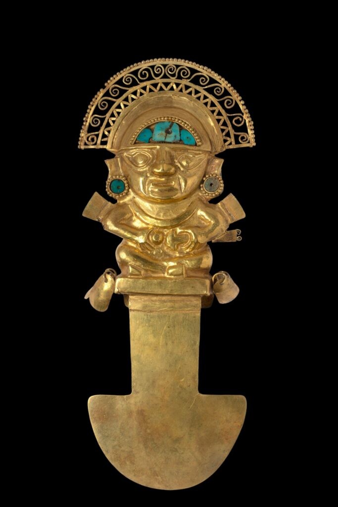 Tumi ou faca cerimonial, com uma representação antropomórfica do deus Lambayeque chamado Naylamp. Ouro, crisocola.  Cultura Lambayeque Costa Norte do Peru 900-1450 d.C — Foto: Divulgação/Agência Galo