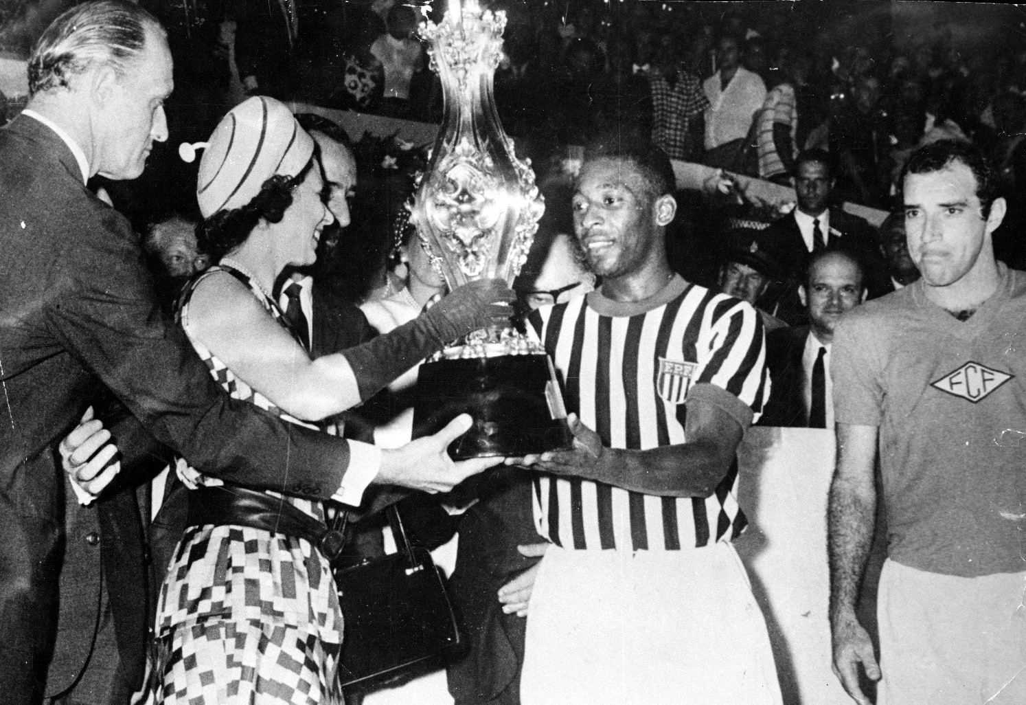 Rainha Elizabeth II entrega troféu ao Rei Pelé no Maracanã, em 1968 — Foto: Arquivo/Agência O GLOBO