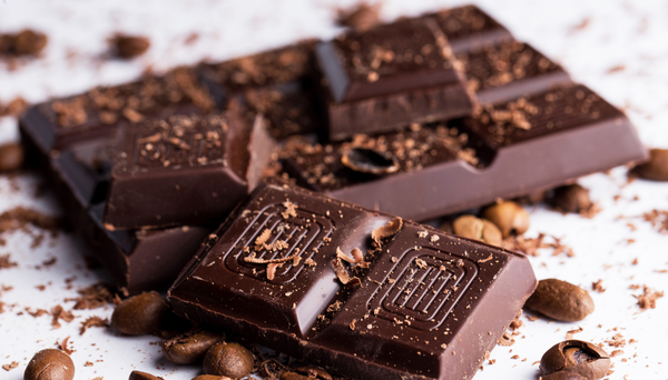 Comer chocolate dá espinha? Especialista responde