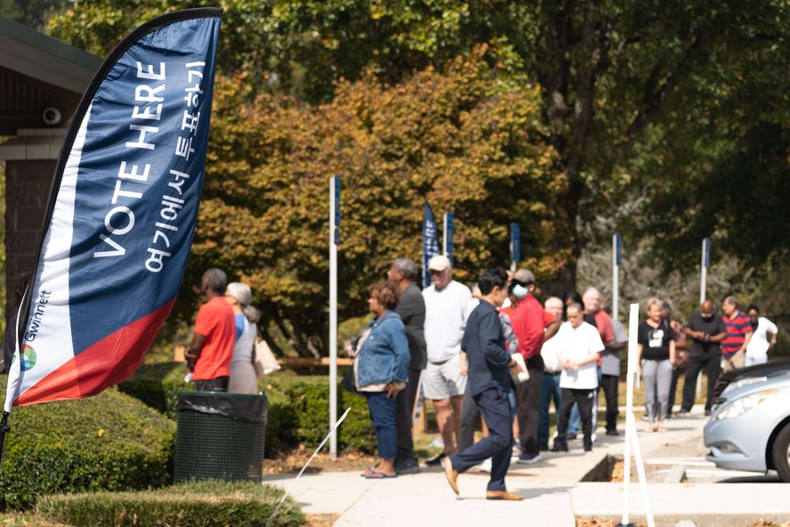 Eleitores esperam em fila do lado de fora de posto de votação antecipada em Atlanta, no estado da Geórgia