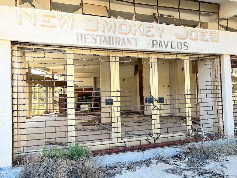 Quando os moradores abandonaram suas casas e negócios, tudo permaneceu intacto. Apenas o passar do tempo apagou alguns vestígios — Foto: Reprodução