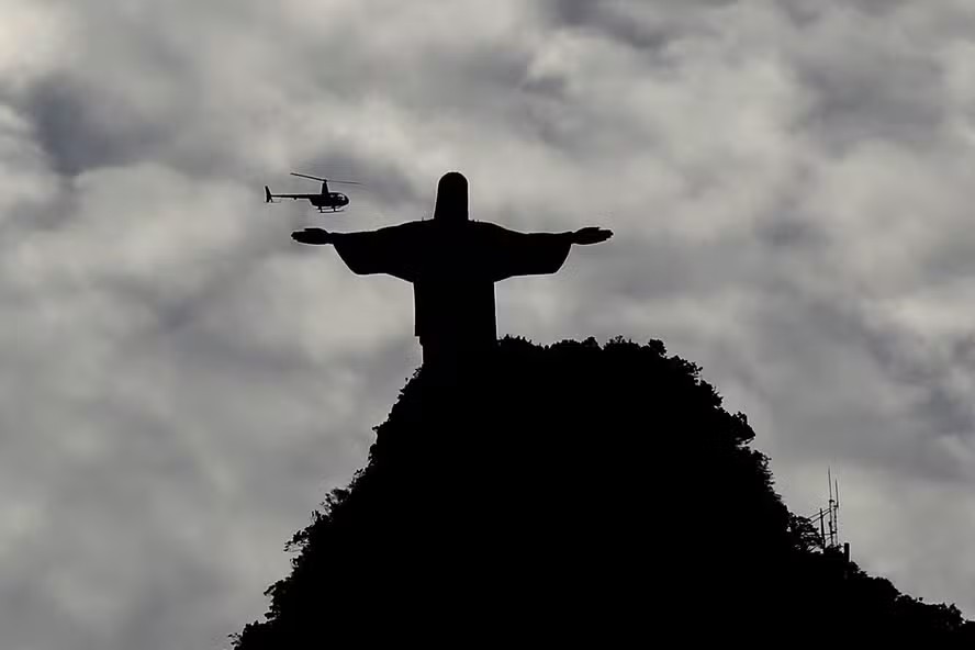 A rota de helicóptero pelo Cristo Redentor é uma das principais realizadas por empresas de voos panorâmicos