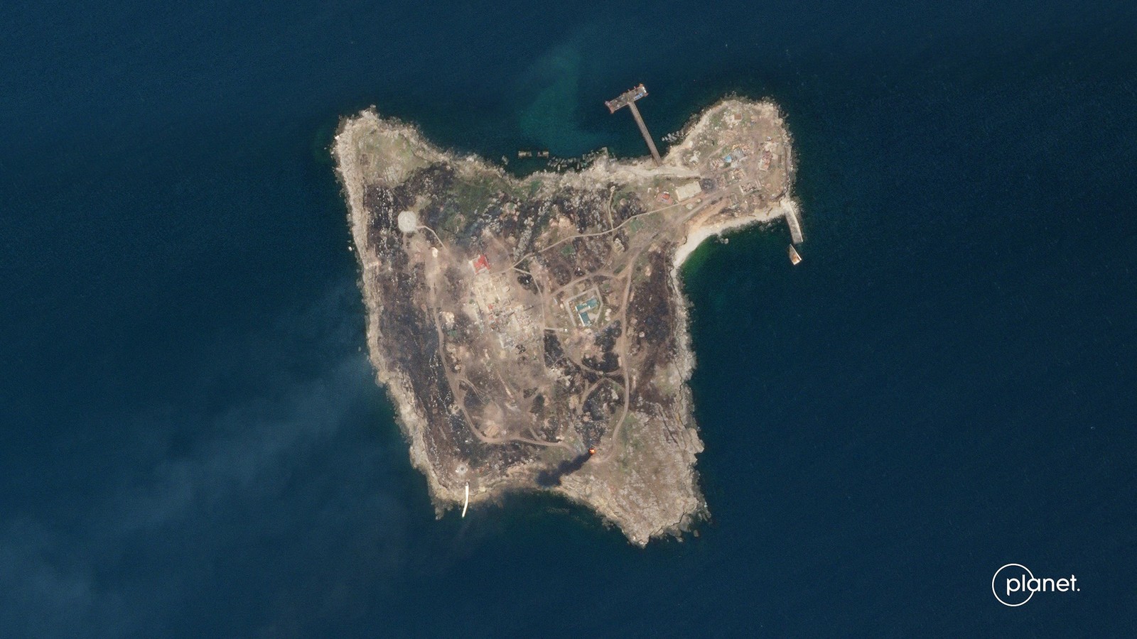 Imagem de satélite mostra a Ilha das Cobras no Mar Negro, onde tropas russas abandonaram suas posições. O revés na guerra enfraquece o bloqueio dos portos da Ucrânia, segundo autoridades de defesa — Foto: AFP