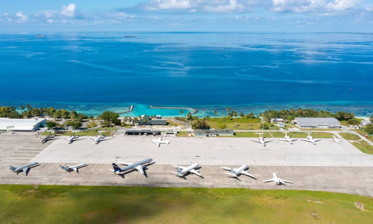 O Aeroporto Internacional de Gan, segundo maior das Ilhas Maldivas, também fica de frente para o mar — Foto: Reprodução