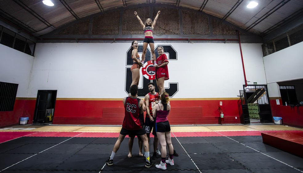 Equipe treina cheerleading em ginásio da Gávea — Foto: Leo Martins