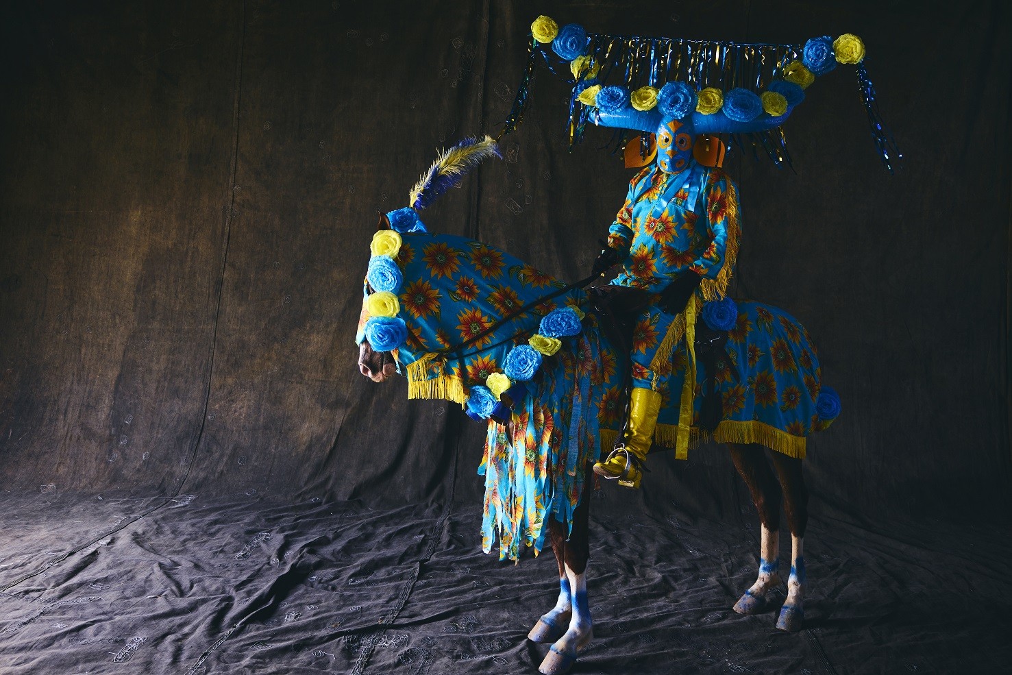 Fotos do ato 'Curucucu', na exposição 'Curucucu divino' — Foto: Divulgação/Fernando Young