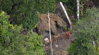 Povo isolado da Amazônia visto de cima — Foto: Ketan Patel/Survival