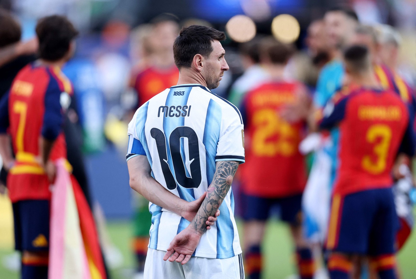 Messi observa festa da Espanha após Argentina perder final da Copa do Mundo — Foto: Lars Baron / Getty Images via AFP
