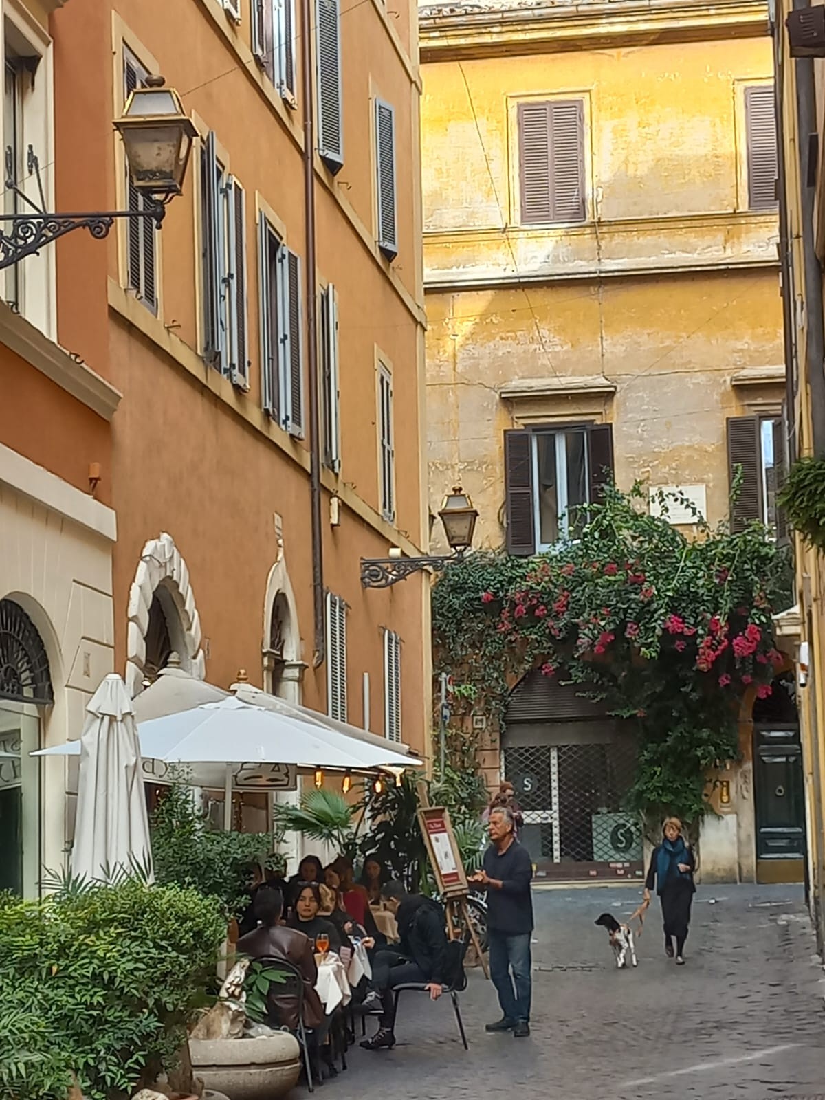 The charm of the streets of the central districts of Rome: it's worth getting lost while walking in the Italian capital — Photo: Cláudia Amorim / O Globo