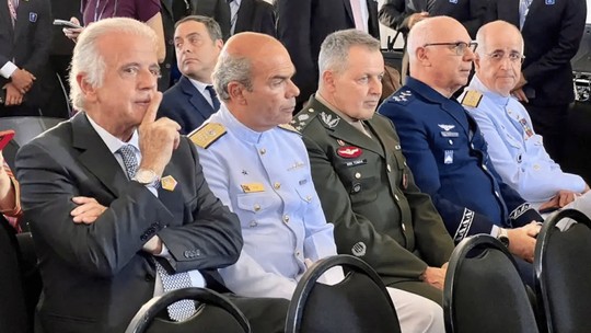 https://s2-oglobo.glbimg.com/A-6Z5NPSe9swMLR0m7G8HnXUntQ=/540x304/top/smart/https://i.s3.glbimg.com/v1/AUTH_da025474c0c44edd99332dddb09cabe8/internal_photos/bs/2024/6/l/1dAB7tQqAokfOkjNrlRg/mucio-e-comandantes-no-ato-de-um-ano-do-8-de-janeiro-qi1xzuyx2toyb2wfjcqguenagdrqp3a8wnck47xvzq.png