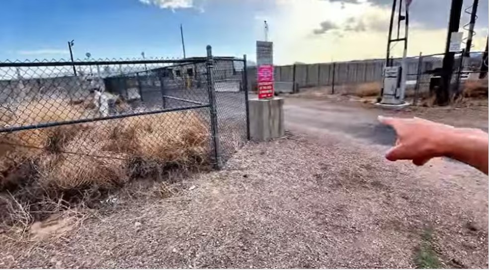 Youtuber espanhol faz expedição para visitar a Área 51 — Foto: Reprodução/Youtube/Carloscruzrzz