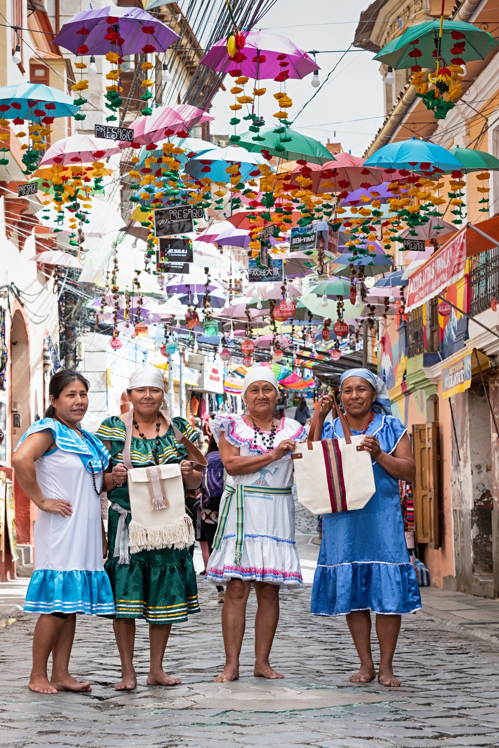 As tecel&atilde;s tacana participaram de uma demonstra&ccedil;&atilde;o ao vivo de tecelagem para promover seus produtos na loja Mistura, onde atualmente comercializam suas pe&ccedil;as, na Bol&iacute;via &mdash; Foto: Divulga&ccedil;&atilde;o Conserva&ccedil;&atilde;o Internacional 