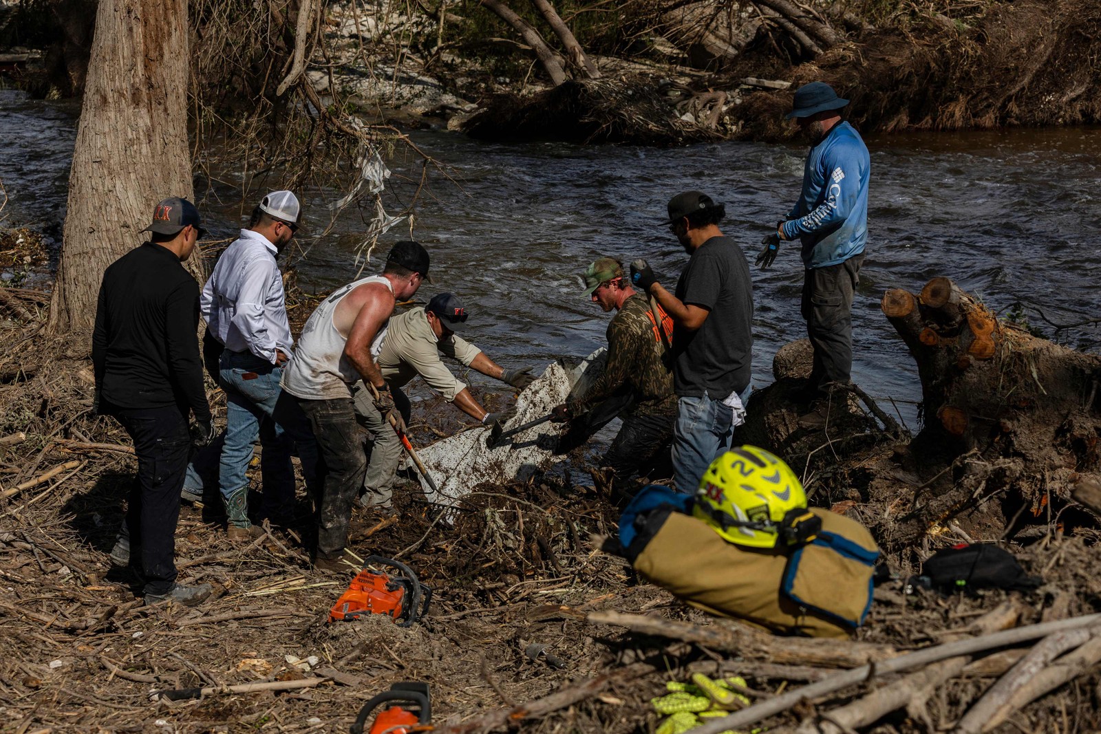 Equipe de resgate e voluntários retiram destroços após enchente no Texas — Foto: Jim Vondruska/Getty Images/AFP
