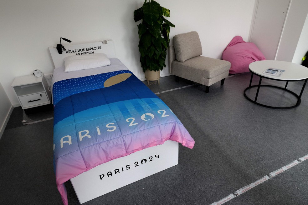 As camas 'antissexo', que tanto repercutiram em Tóquio, estão de volta nos Jogos de Paris — Foto: Emmanuel Dunand/AFP