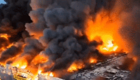 Grande incêndio destrói shopping e encobre Varsóvia de fumaça; vídeo