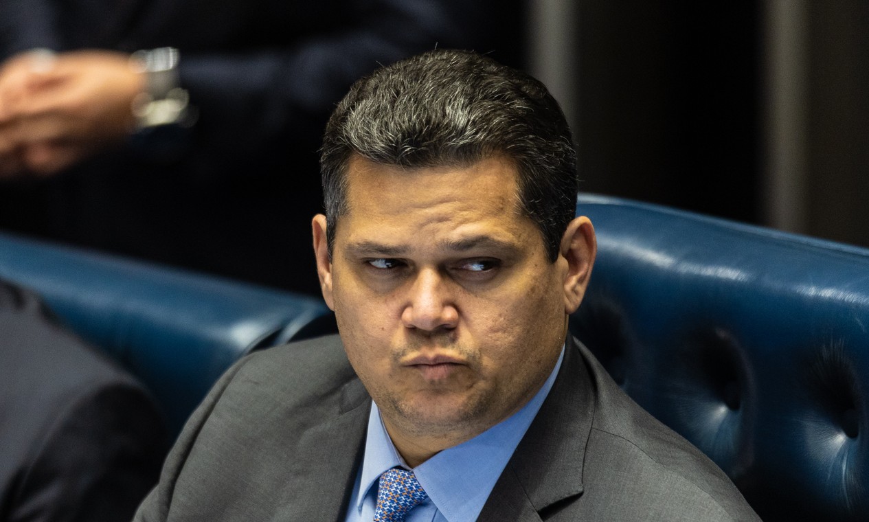 Presidente do Senado age com p&ecirc;ndulo e amplia poder na Pol&iacute;tica e no Judici&aacute;rio; leia perfil